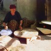 Una favolosa donna kurda, madre di 11 figli, mentre prepara il pane per la colazione